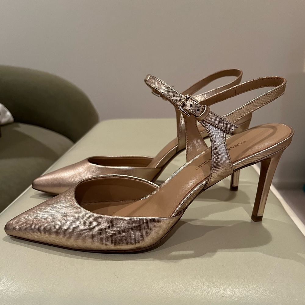 Banana Republic Gold Slingback Pump Size 8.5